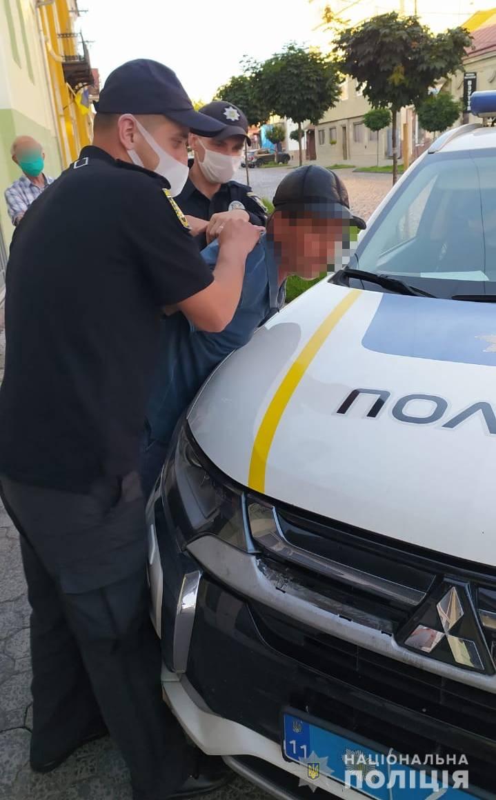 У Мукачеві перехожі затримали й "передали" поліції чоловіка, що вирвав на вулиці у пенсіонера телефон і втік (ФОТО)