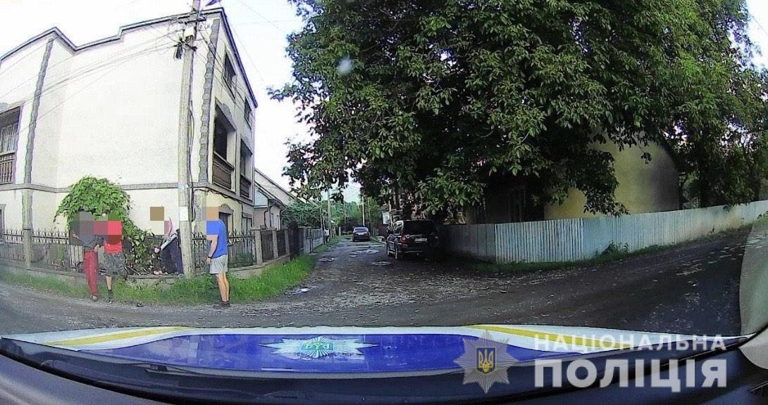 На Рахівщині п’яний мотоцикліст, тікаючи від поліцейських, врізався у паркан (ФОТО)