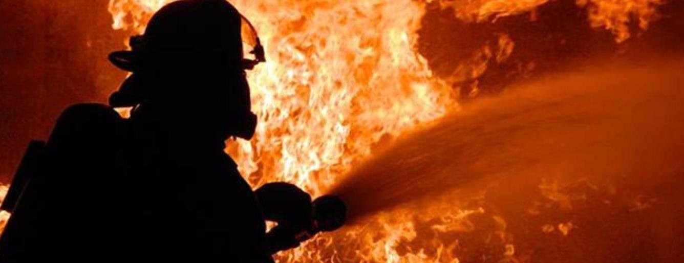 На Тячівщині гасили пожежу на пилорамі