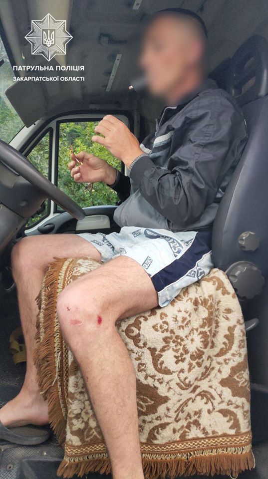 На Мукачівщині водій наздогнав іншого п'янючого водія, відібрав ключі від авто та викликав поліцію (ФОТО) 