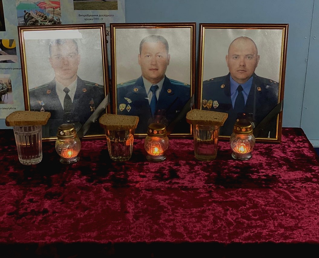 Прикордонники вшанували пам'ять екіпажа літака Diamond DA-42, який розбився в горах Закарпаття (ФОТО)