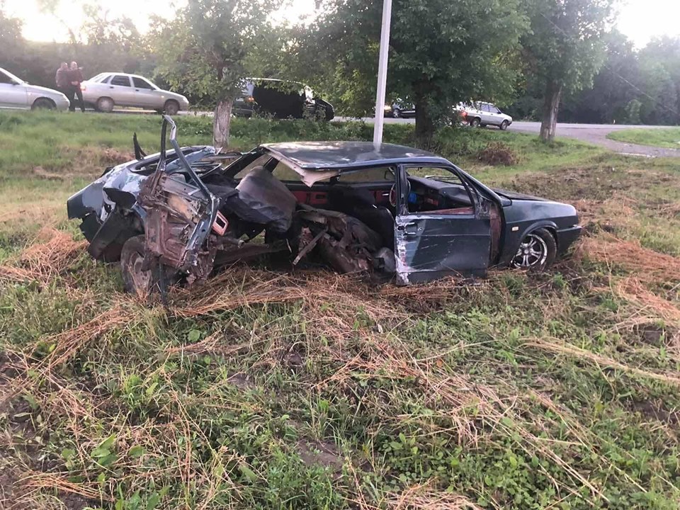 ФОТОФАКТ. У Великому Березному розтрощене авто опинилося на узбіччі