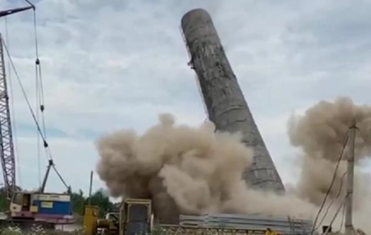 ВІДЕОФАКТ. В Ужгороді підірвали майже 60-метрову бетонну трубу