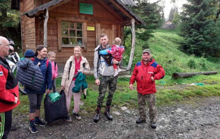 Групу туристів, що через негоду застряглих в горах на Закарпатті, врятували (ФОТО)