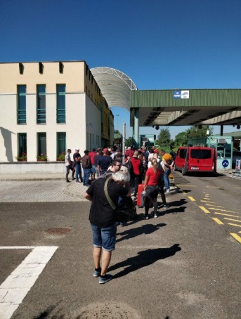 Українці масово їдуть до ЄС, чекаючи на Закарпатті в чергах на перетин кордону (ФОТО, ВІДЕО)