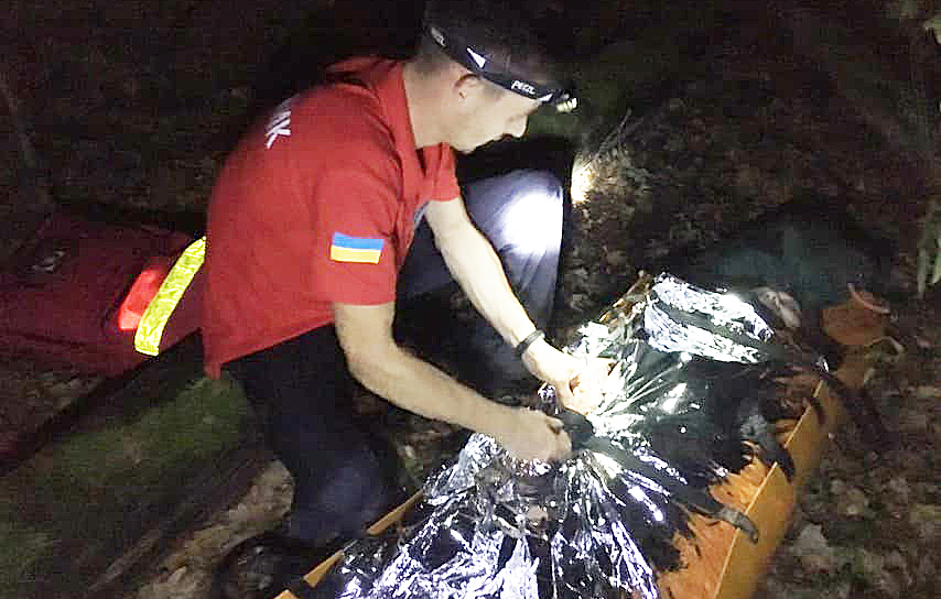 На Ужгородщині на ношах транспортували вночі з лісу 78-річну жінку, котра заблукала, шукаючи гриби (ФОТО)