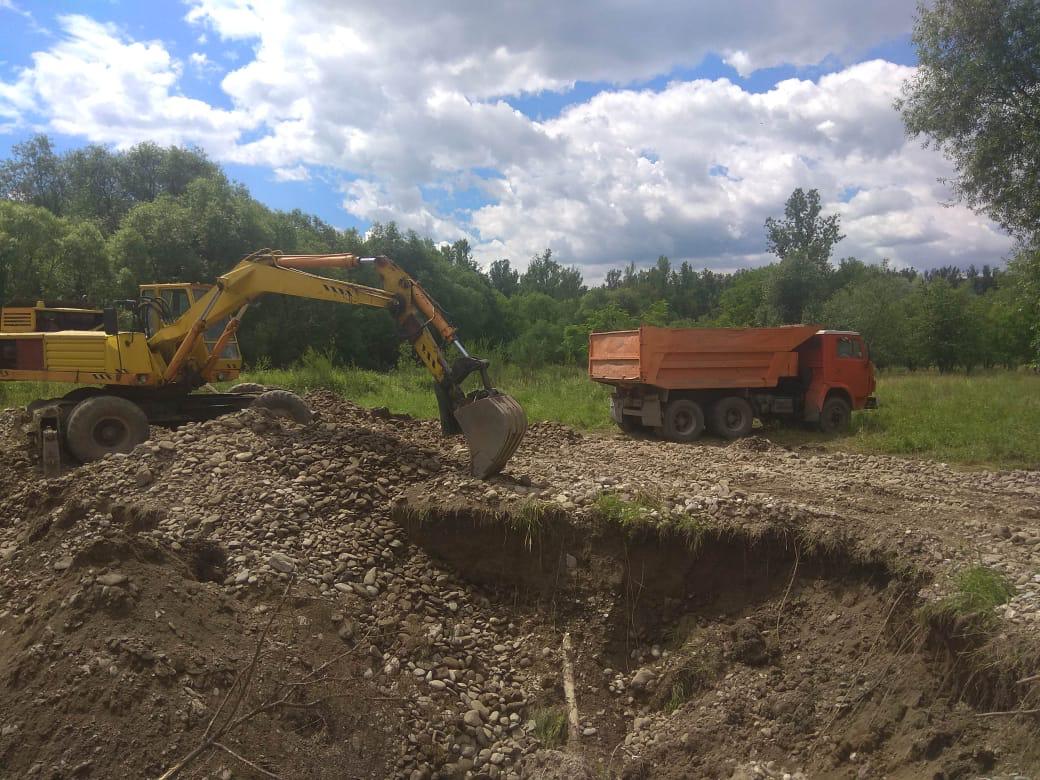 На Тячівщині неподалік від кордону затримали КамАЗ, завантажений незаконно видобутим гравієм (ФОТО)
