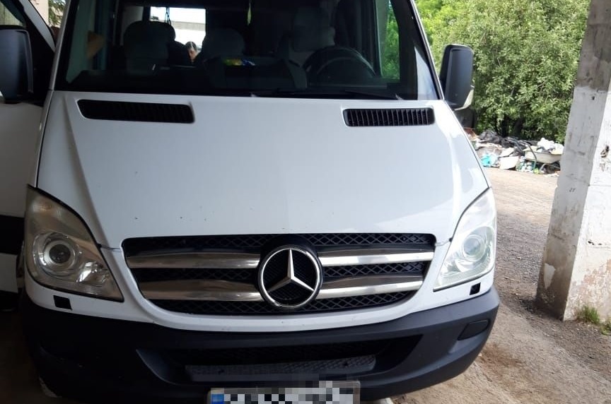 На кордоні з Румунією собака виявив у підлозі мікроавтобуса "Мерседес" приховані сигарети (ФОТО)