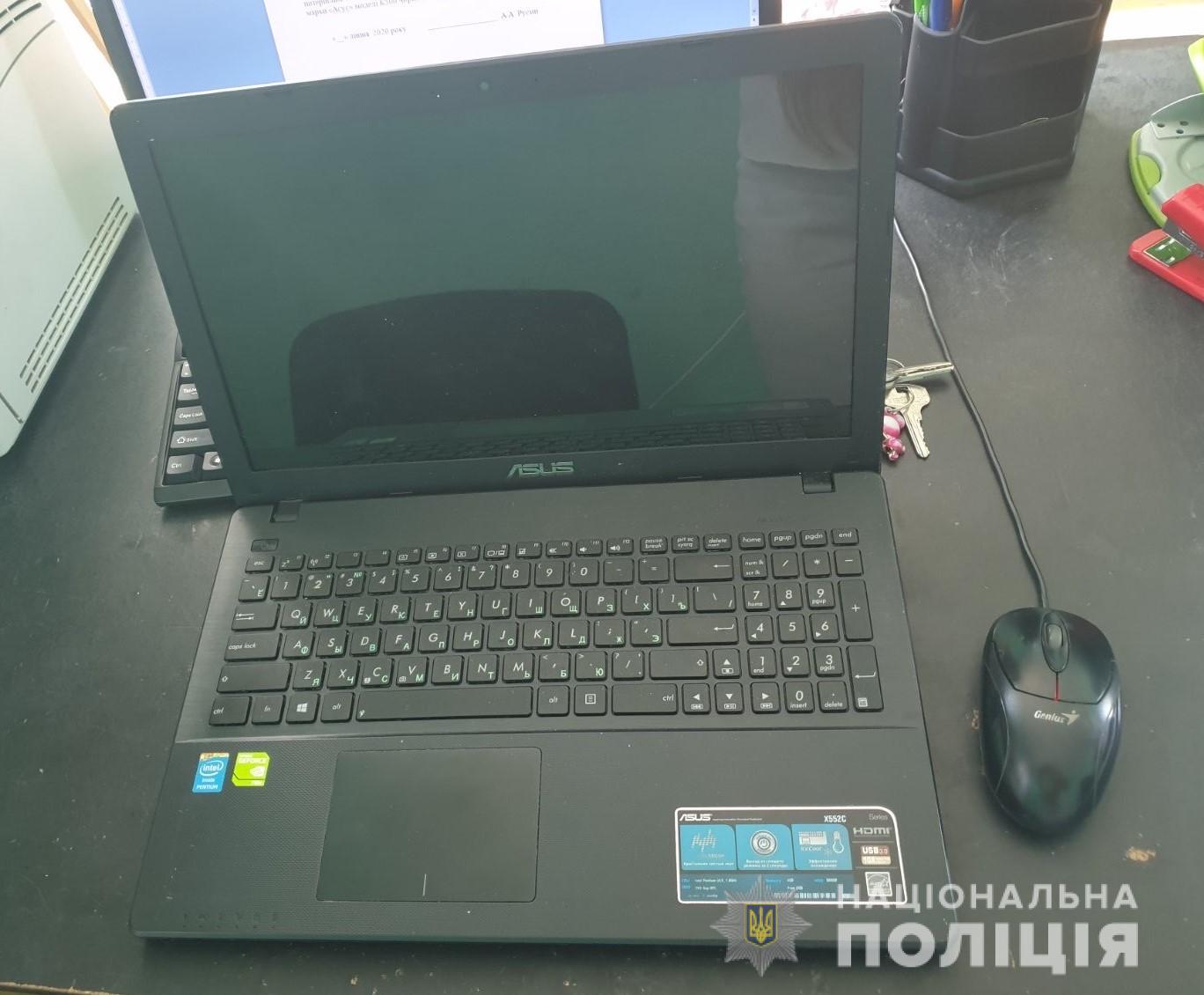 У Мукачеві 17-річний юнак викрав із магазину канцелярії ноутбук (ФОТО)