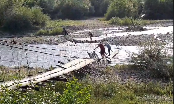 ВІДЕОФАКТ. У Великому Бичкові на Рахівщині люди переходять річку тросами зруйнованого підвісного моста