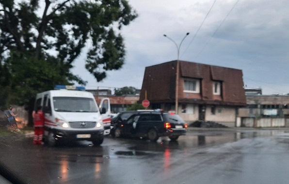 ФОТОФАКТ. В Ужгороді зіткнулися позашляховик та легковик Audi