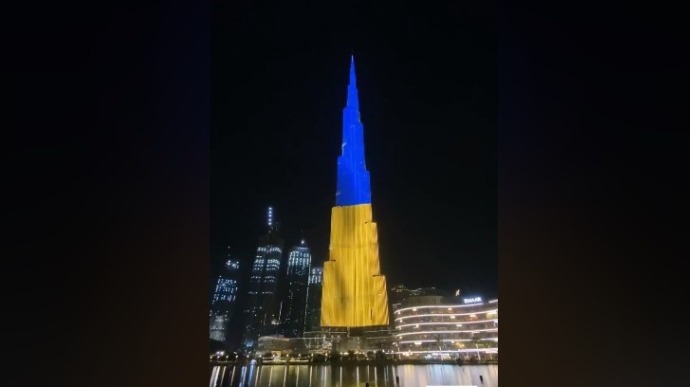 Найвищий у світі хмарочос в Дубаї засяяв кольорами українського прапора