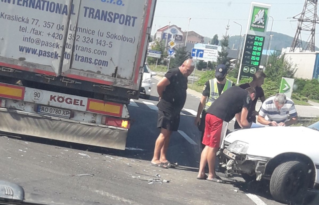 ФОТОФАКТ. У Мукачеві Opel врізався у вантажівку