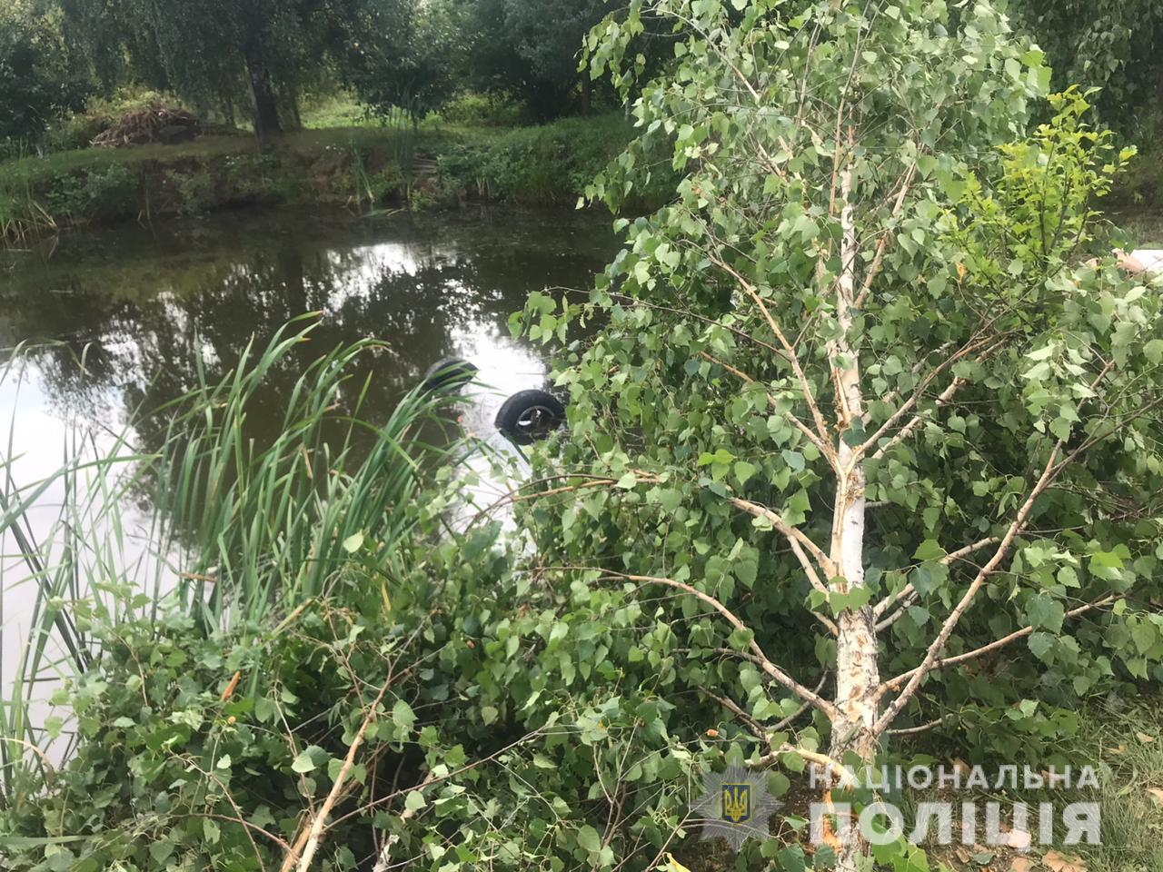 У Виноградові "п'яне" авто вилетіло в придорожнє озеро, загинув пасажир (ФОТО)