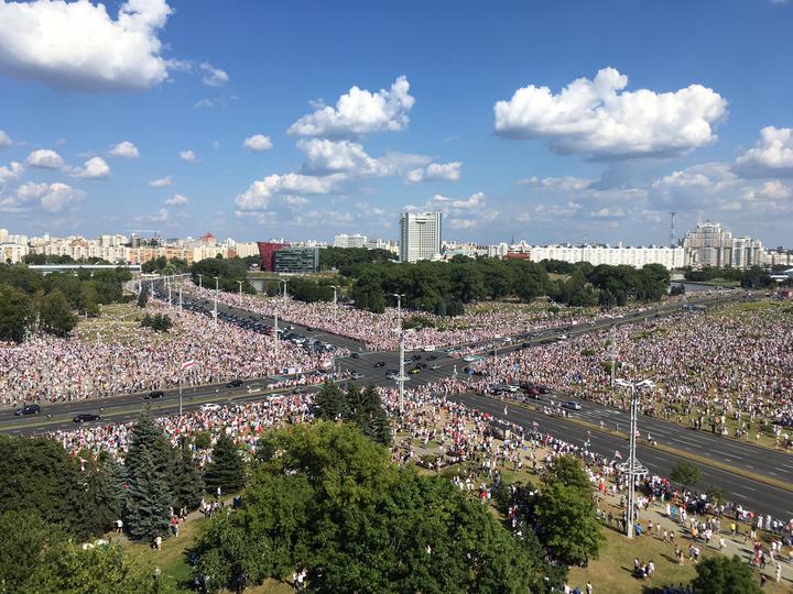 На вулиці білоруських міст вийшли сотні тисяч людей (ФОТО, ВІДЕО)