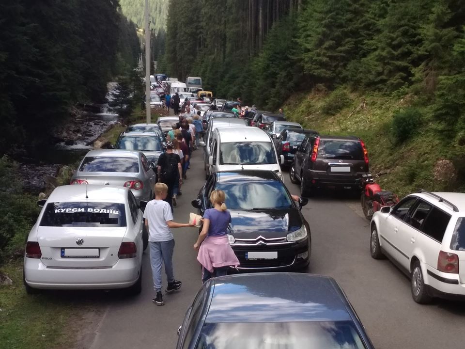 Дорогу до озера Синевир заповнили десятки приватних авто туристів (ФОТО)