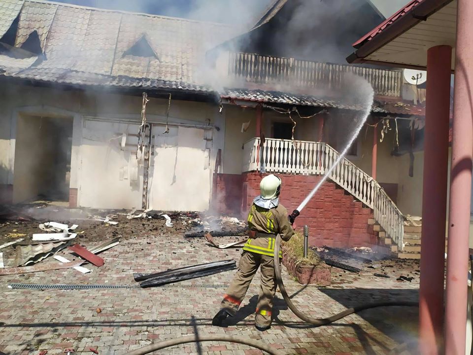 На Виноградівщині, поки господаря не було вдома, загорівся будинок (ФОТО)