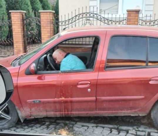 Закарпатського поліцейського, сфотографованого п'яним за кермом авто, вже звільнено