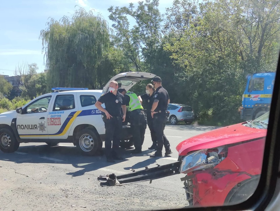 ФОТОФАКТ. На об'їзній Ужгорода біля виїзду з "Кілікії" зіткнулися дві автівки