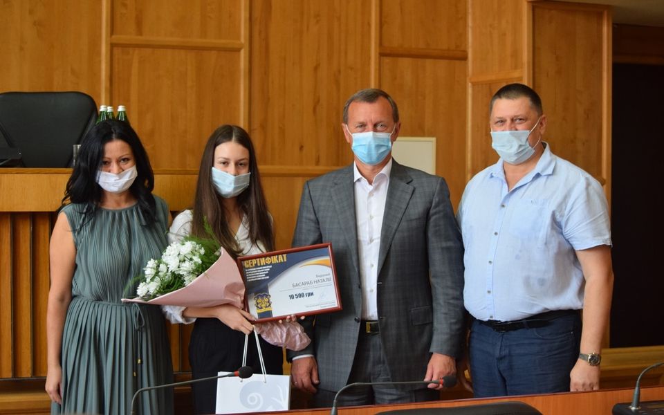 Ще одна ужгородська випускниця-двохсотбальниця отримала 10,5 тис грн премії від міської ради (ФОТО)