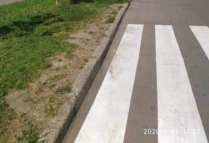 ФОТОФАКТ. У Мукачеві намалювали пішохідний перехід на газон