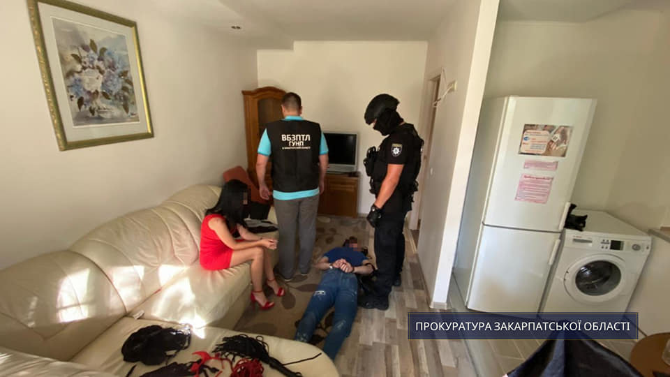 Погоджено підозру трьом мешканцям Львівщини, які вимагали в ужгородців кошти за непоширення приватних відео