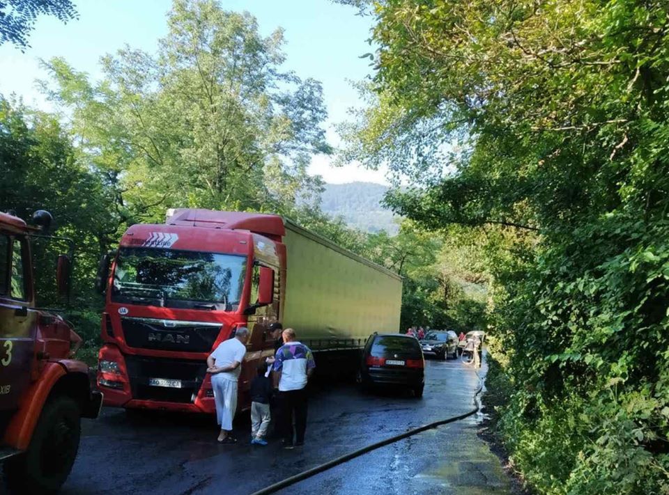 На Рахівщині зіткнулися вантажівка та легковик (ФОТО)