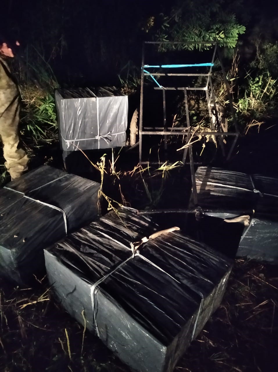 Поблизу кордону на Закарпатті знайшли 4 пакунки з сигаретами, підготовлені для переміщення човном до Угорщини (ФОТО)