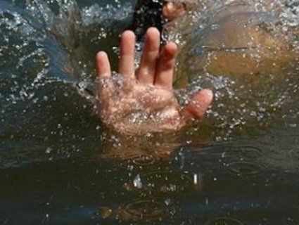 У Берегові, миючи з матір'ю килим на озері, потонув 4-річний хлопчик