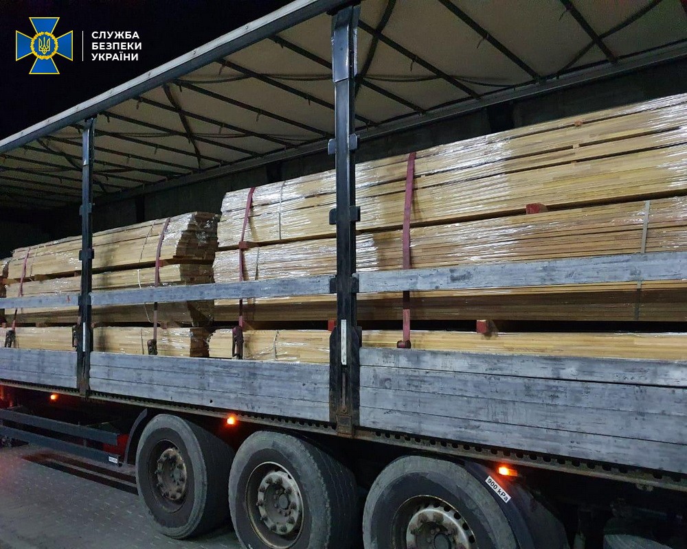 У пункті пропуску "Ужгород" зупинили контрабанду цінної деревини до Євросоюзу (ФОТО)