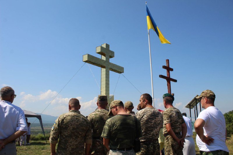 Ветерани, активісти і влада Тячівщини відзначили День Прапора України на горі Капуна (ФОТО)