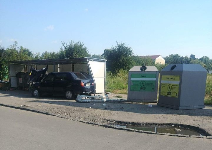 ФОТОФАКТ. В Ужгороді внаслідок зіткнення BMW опинилася на узбіччі, а "Славута" - у смітниках