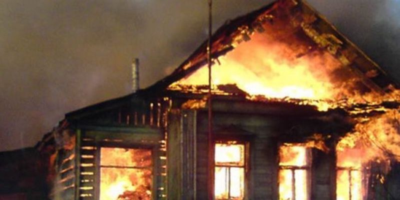 Під час пожежі в дачному будинку на Рахівщині згорів диван