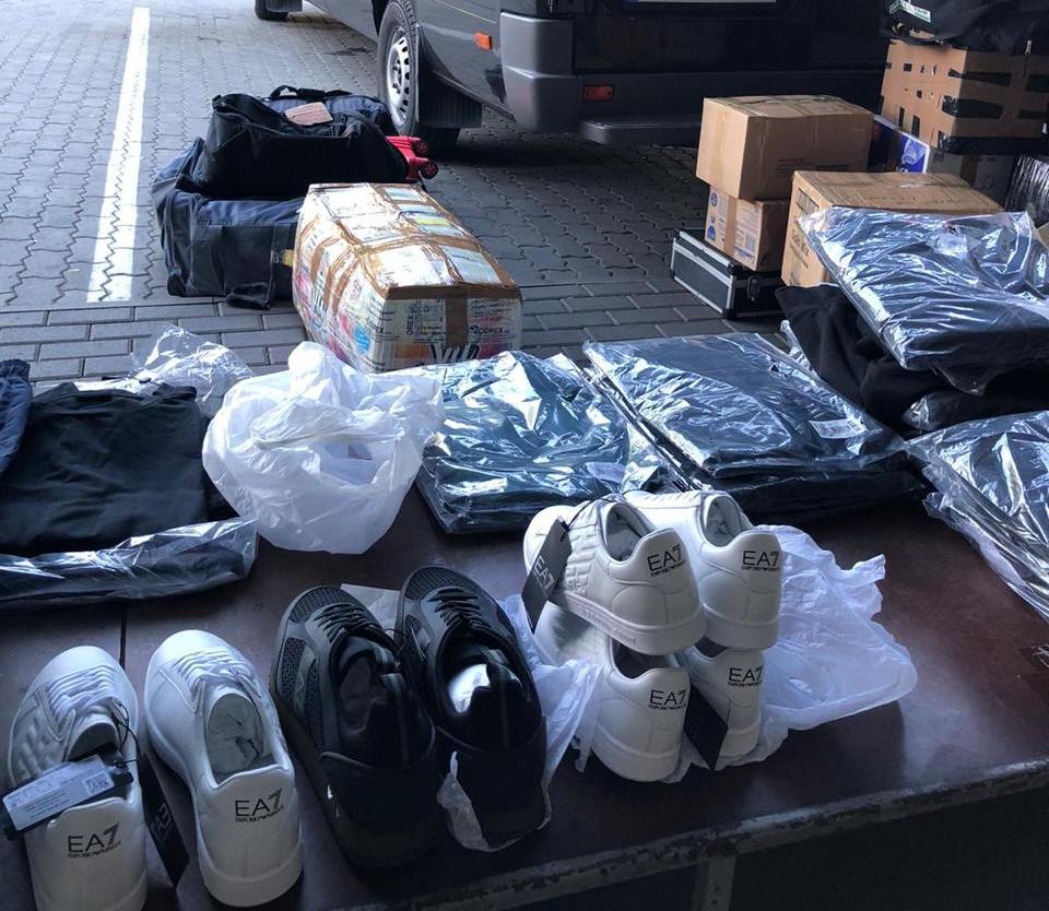 На кордоні на Закарпатті митники виявили в львівському бусі пакет колекційного спортивного взуття та брендового одягу (ФОТО)