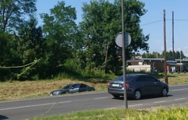 ФОТОФАКТ. В Іршаві BMW, уникаючи зіткнення, вилетіла в кювет (ФОТО)