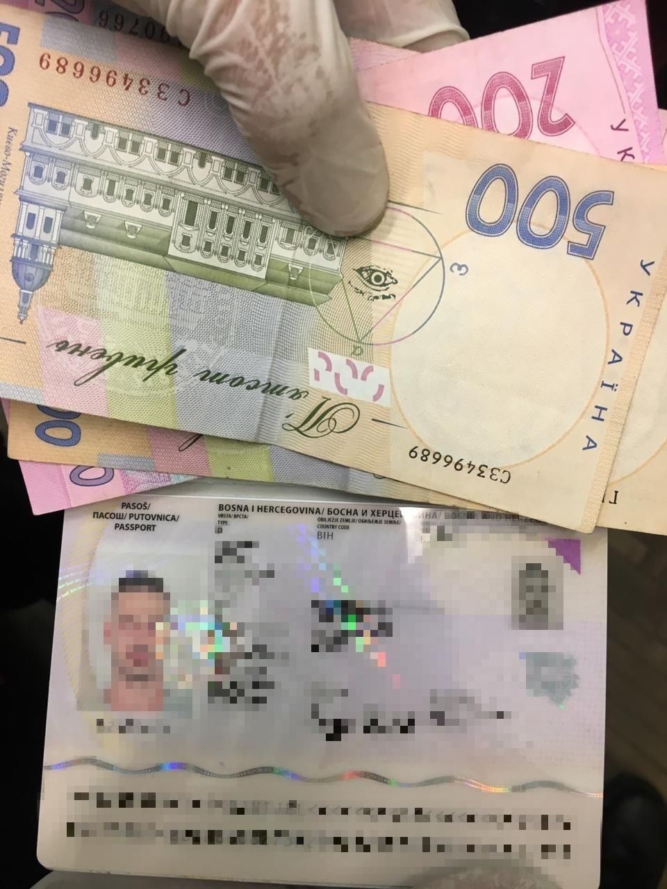 Іноземець, їдучи з України, намагався "відкупитися" на кордоні від поглибленого огляду за 1400 грн  
