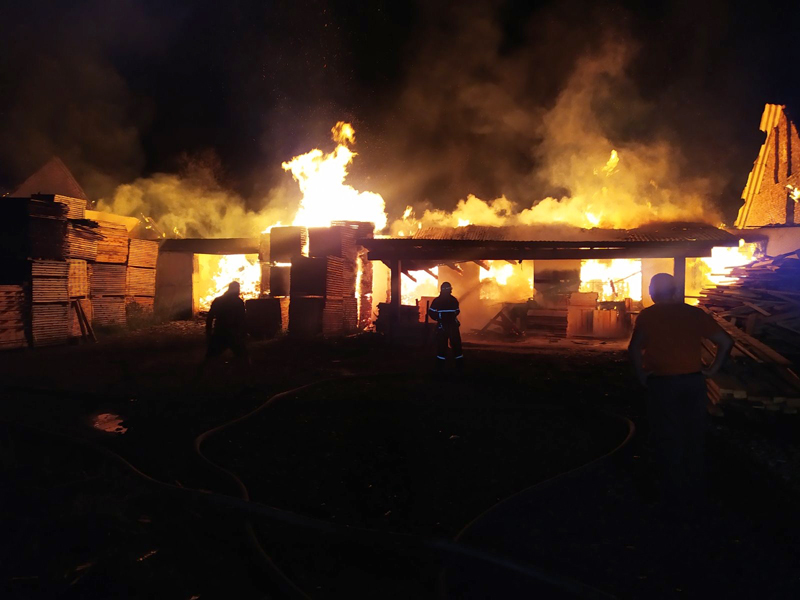 На Тячівщині долали масштабну пожежу на пилорамі, один цех із продукцією згорів ущент (ФОТО)