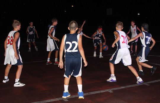 Юні баскетболісти вітали Ужгород з Днем Незалежності грою у темряві (ФОТО)