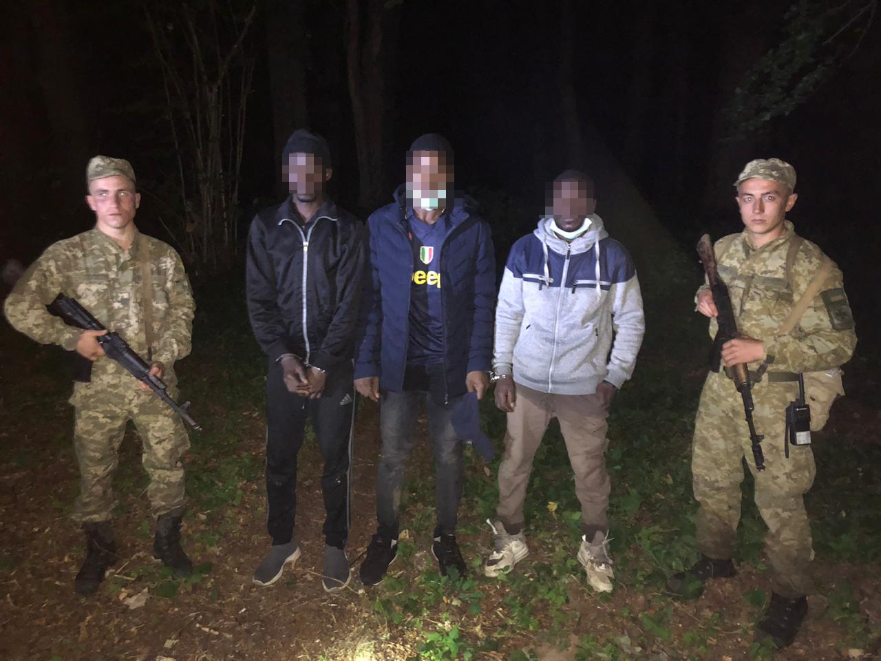 Чотирьох африканців, що пробиралися до ЄС, затримали на Закарпатті (ФОТО)