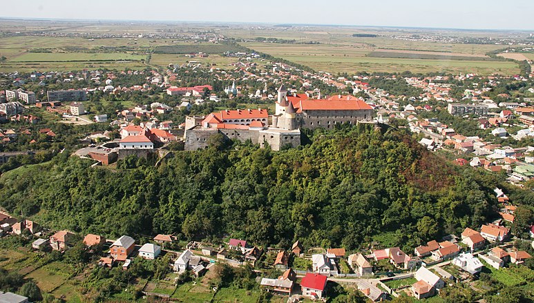 У мікрорайоні Паланок у Мукачеві будують новий сквер