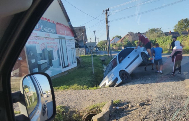 На Мукачівщині водій легковика з компанією молодих людей врізався у вантажівку, загинув 19-річний пасажир (ФОТО)