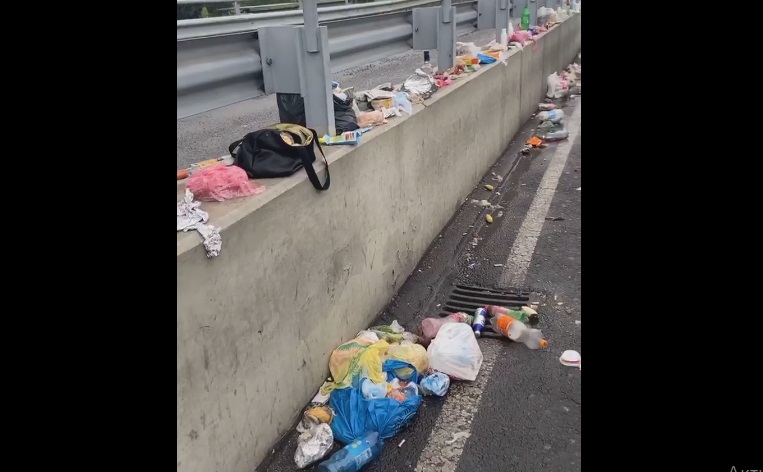 ВІДЕОФАКТ. Міст в ПП "Тиса" засипаний сміттям і продуктами, залишеними тими, хто виїжджає за кордон
