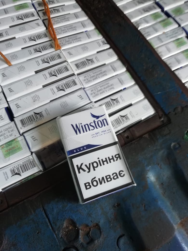 У МП "Дяково" у тайнику в днищі мікроавтобуса "Мерседес" виявили 1650 пачок сигарет (ФОТО)