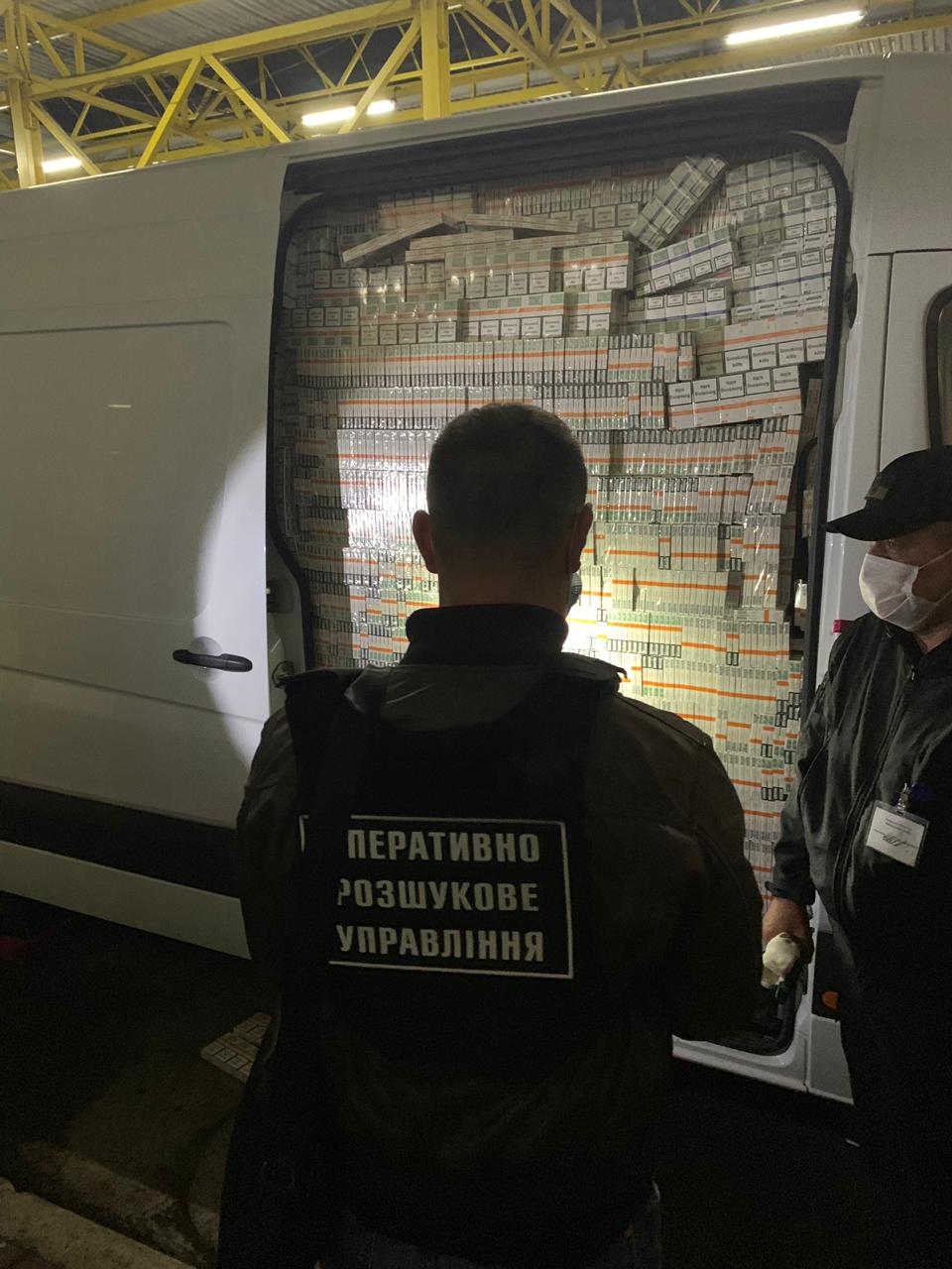 Псевдодипломат намагався перетнути на Закарпатті кордон в ущерть заповненому сигаретами мікроавтобусі (ФОТО)