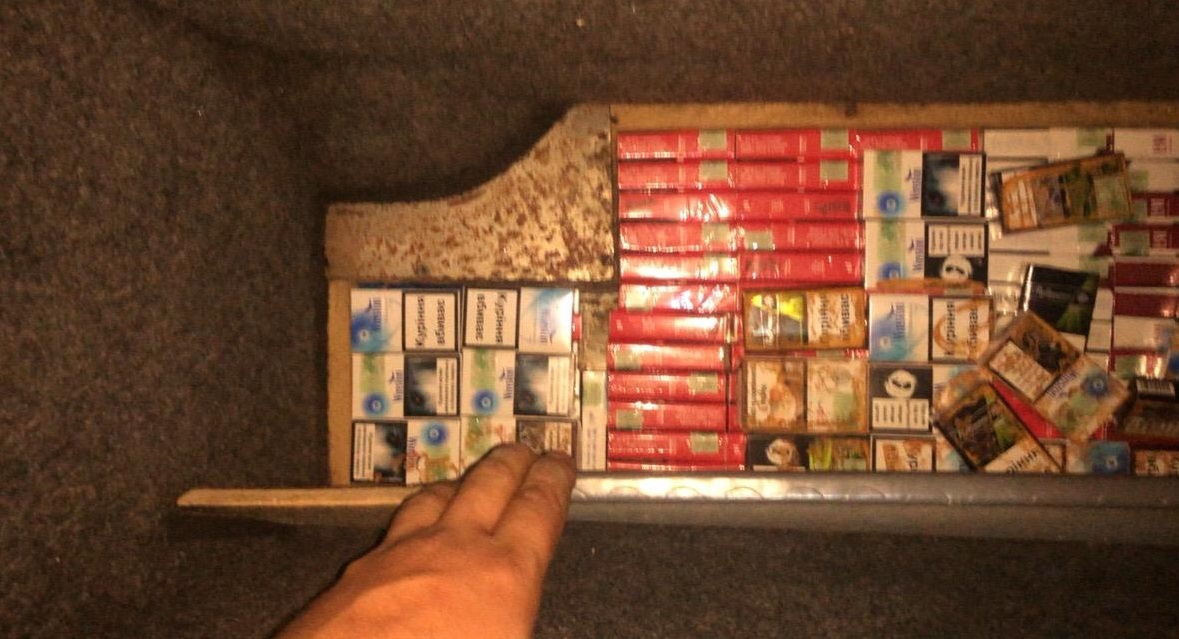 На кордоні на Закарпатті під час огляду мікроавтобуса знайшли в тайнику 300 пачок сигарет (ФОТО)