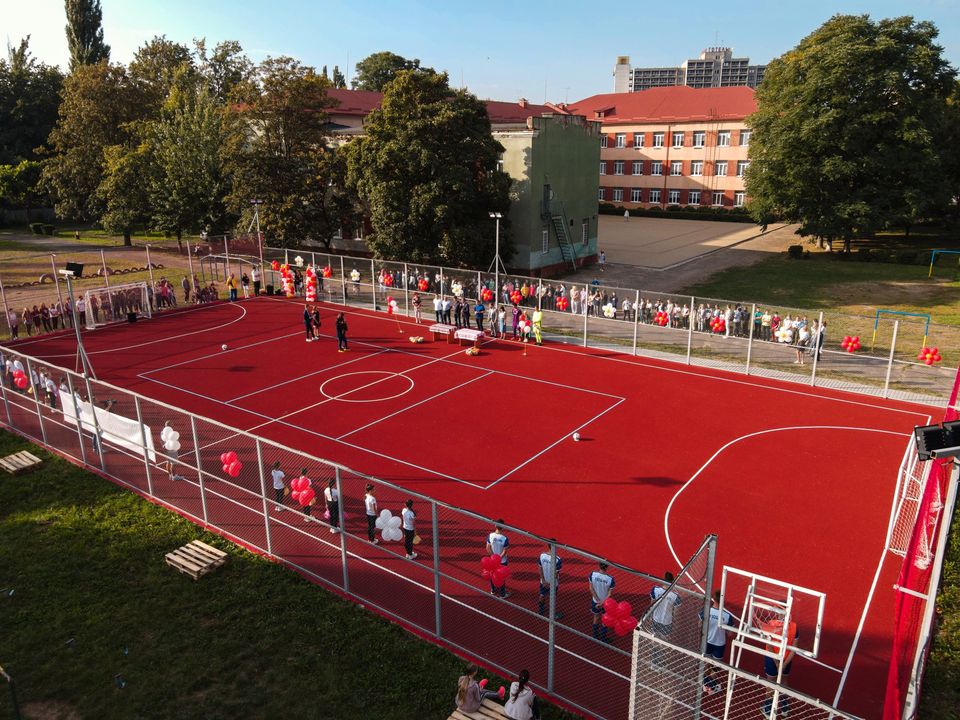 Новий спортивний майданчик відкрили у школі №6 в Ужгороді (ФОТО)
