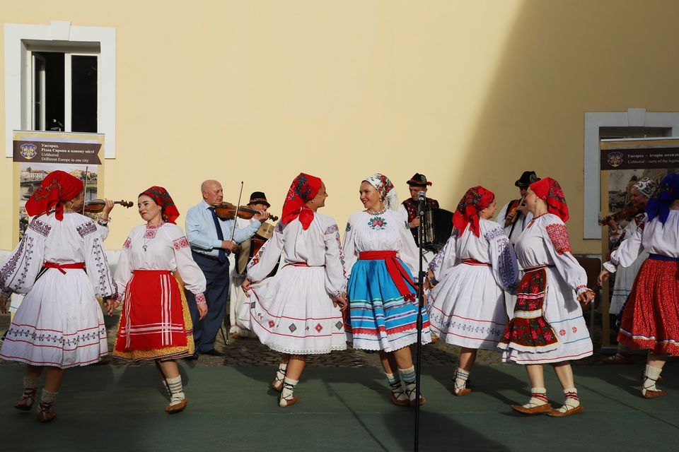 Народний фольклорно-етнографічний ансамбль "Ужгород" привітали із 35-ою річницею (ФОТО)