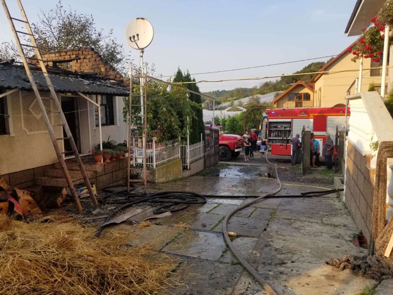 На Виноградівщині рятували від знищення вогнем житловий будинок (ФОТО)