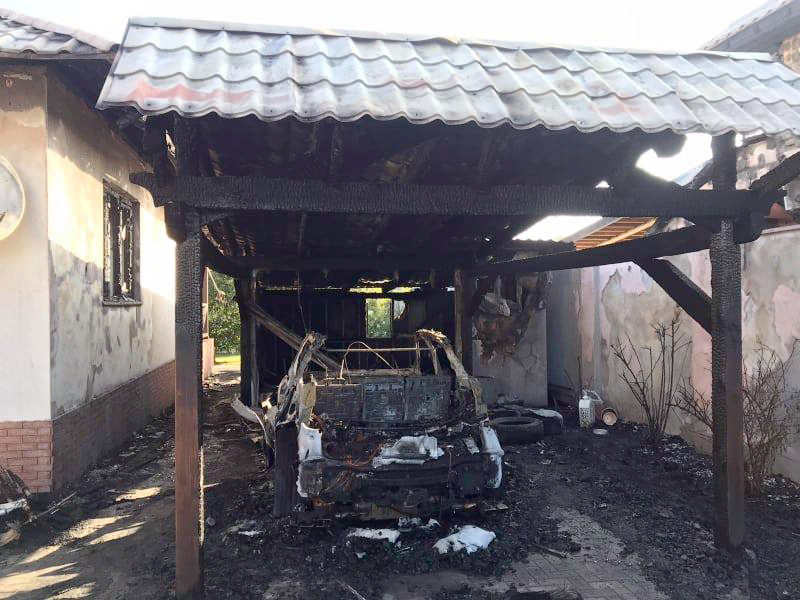 В Ужгороді вогонь знищив Ауді SQ7 та пошкодив навіс і будинки поруч (ФОТО)