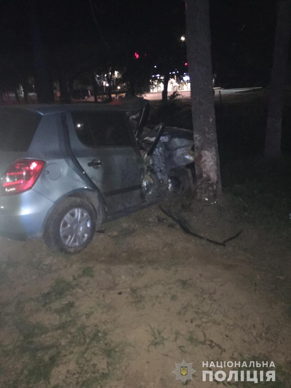 В Ужгороді 23-річна нетвереза водійка врізалася в дерево, загинула 19-річна пасажирка